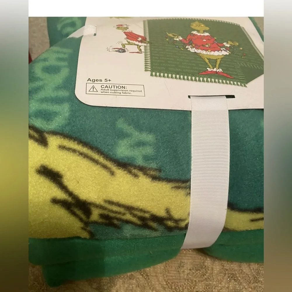 Grinch No Sew Blanket. NWT